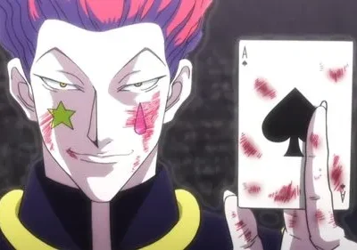 Anime: Homem com cabelo roxo, arranhões e marcas (estrela/lágrima) no rosto. Sorri confiante, segurando Ás de Espadas ensanguentado.