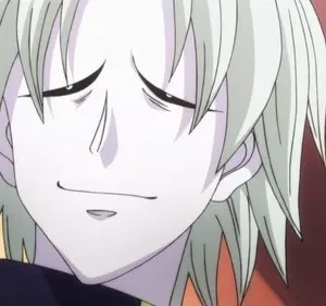 Personagem de anime com cabelo claro e bagunçado, exibindo um sorriso sutil e olhos semicerrados. Fundo desfocado laranja e vermelho.