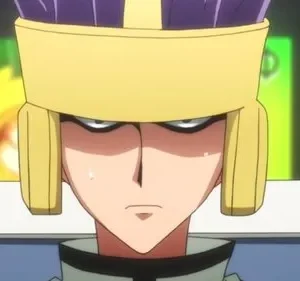 Personagem de anime com capacete dourado e cabelo roxo, expressão séria e suor no rosto, sentado em ambiente tecnológico.