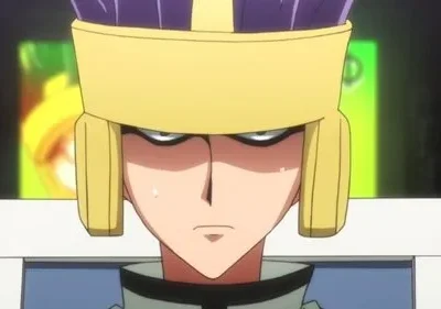 Personagem de anime com capacete dourado e cabelo roxo, expressão séria e suor no rosto, sentado em ambiente tecnológico.