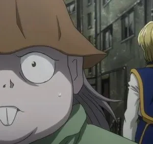 Um personagem assustado com chapéu e dentes grandes encara a câmera, enquanto outro de cabelos loiros vira as costas em uma rua sombria.