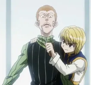 Jovem loiro segura faca no pescoço de homem castanho assustado. Cena de anime com tensão.