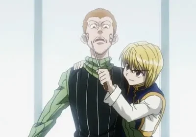 Jovem loiro segura faca no pescoço de homem castanho assustado. Cena de anime com tensão.