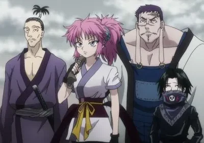 Quatro figuras de anime em pé. Homem com espada, mulher de cabelo rosa e microfone, homem corpulento e jovem mascarado de caveira. Fundo claro.