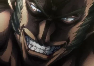 Figura musculosa de anime com sorriso largo e sinistro. Dentes afiados, sujos de sangue, e olhos intensos. Um clima sombrio e ameaçador.