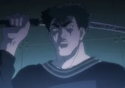 Homem de anime de cabelo escuro e expressão tensa segura uma katana decorada com a lâmina acima da cabeça, em um cenário escuro e sombrio.