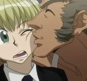 Homem de pele escura sorri beijando o rosto de um garoto loiro de terno, que reage com uma careta de surpresa e um olho fechado.