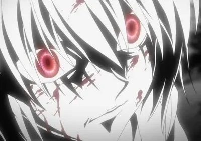 Rosto de anime pálido com cabelo branco espetado, olhos vermelhos brilhantes e salpicos de sangue. Um sorriso sinistro surge do escuro.