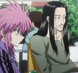 Anime: Jovem de cabelo rosa espetado e homem barbudo de cabelo preto comprido sentados em café. Cenário externo, latas na mesa, clima sério.
