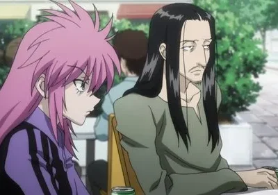 Anime: Jovem de cabelo rosa espetado e homem barbudo de cabelo preto comprido sentados em café. Cenário externo, latas na mesa, clima sério.