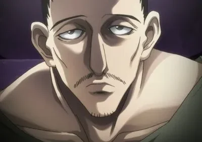 Close-up de homem de anime com barba rala e feição cansada, olhos semicerrados e olheiras proeminentes. Fundo escuro. Clima sombrio.