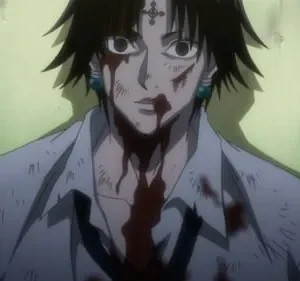 Personagem de anime com cabelo escuro e tatuagem na testa, ensanguentado no rosto e na camisa branca. Fundo claro. Olhar tenso.