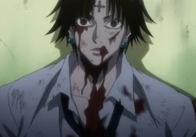 Personagem de anime com cabelo escuro e tatuagem na testa, ensanguentado no rosto e na camisa branca. Fundo claro. Olhar tenso.