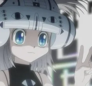 Jovem anime de cabelo branco, olhos azuis brilhantes, e capacete futurista. Faz um sinal de paz contra fundo abstrato.