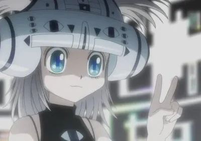 Jovem anime de cabelo branco, olhos azuis brilhantes, e capacete futurista. Faz um sinal de paz contra fundo abstrato.