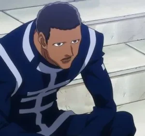 Homem de pele escura com uniforme azul e detalhes brancos, sentado em degraus claros. Parece sério e pensativo.