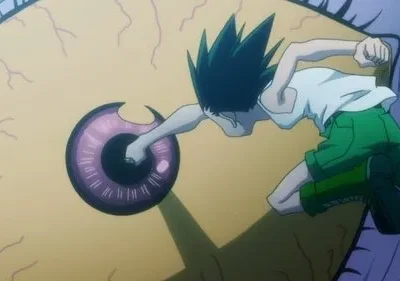 Jovem de cabelo espetado soca um enorme olho amarelo com íris roxa. Cena de ação intensa.