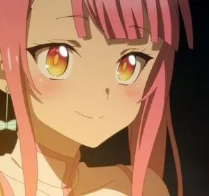 Anime girl de cabelo rosa e olhos cintilantes laranja sorri suavemente, com bochechas coradas. Fundo escuro e luz quente realçam seu rosto.