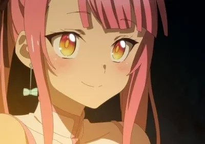 Anime girl de cabelo rosa e olhos cintilantes laranja sorri suavemente, com bochechas coradas. Fundo escuro e luz quente realçam seu rosto.