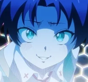 Personagem de anime de cabelo azul sorri maliciosamente, olhos turquesa. Fundo de grades hexagonais brilhantes com tom azulado. Clima intenso e misterioso.