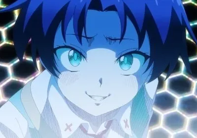Personagem de anime de cabelo azul sorri maliciosamente, olhos turquesa. Fundo de grades hexagonais brilhantes com tom azulado. Clima intenso e misterioso.