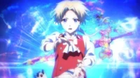 Anime: Jovem de cabelo loiro e colete vermelho, com mãos estendidas. Fundo azul e roxo mágico com arma ornamentada e brilhante.