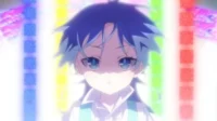 Personagem de anime de cabelo azul e olhos azuis, olhando à frente. Cercada por pilares de luzes digitais vibrantes e coloridas. Clima futurista e etéreo.