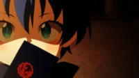 Close-up de personagem anime com olhos verdes brilhantes, bochechas rosadas, segurando objeto escuro com selo de cera vermelho. Cenário escuro e quente.