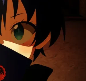 Close-up de personagem anime com olhos verdes brilhantes, bochechas rosadas, segurando objeto escuro com selo de cera vermelho. Cenário escuro e quente.