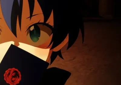 Close-up de personagem anime com olhos verdes brilhantes, bochechas rosadas, segurando objeto escuro com selo de cera vermelho. Cenário escuro e quente.