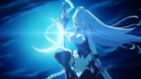 Mulher de anime, cabelos brancos e vestido de empregada, ergue uma espada luminosa. Fundo azul-escuro com lua crescente e aura mística.