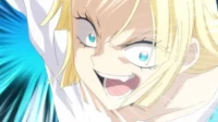 Mulher loira de anime com olhos azuis arregalados e sorriso maligno, em fundo azul energético. Clima intenso.