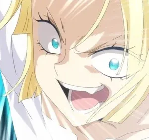 Mulher loira de anime com olhos azuis arregalados e sorriso maligno, em fundo azul energético. Clima intenso.