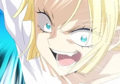 Mulher loira de anime com olhos azuis arregalados e sorriso maligno, em fundo azul energético. Clima intenso.