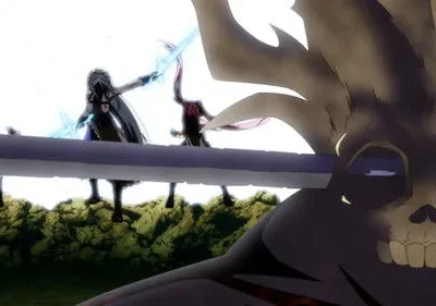 Monstro esquelético em primeiro plano, com três guerreiras de espadas azuis em terreno rochoso contra um céu branco. Batalha fantástica.