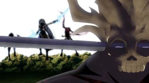 I Was Reincarnated as the 7th Prince so I Can Take My Time Perfecting My Magical Ability – T01E16:Guerra Civil 1 Monstro esquelético em primeiro plano,com três guerreiras de espadas azuis em terreno rochoso contra um céu branco. Batalha fantástica.