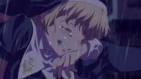 Personagem anime loiro(a) chorando intensamente sob chuva escura, vestindo uniforme com âncora. Expressa profunda tristeza e angústia.