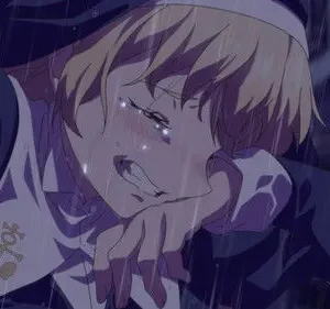 Personagem anime loiro(a) chorando intensamente sob chuva escura, vestindo uniforme com âncora. Expressa profunda tristeza e angústia.