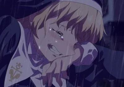 Personagem anime loiro(a) chorando intensamente sob chuva escura, vestindo uniforme com âncora. Expressa profunda tristeza e angústia.