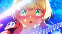 Anime girl loira, olhos verdes, com lágrimas e corada, em fundo azul estelar. Notas musicais e contornos de guitarra brilham.