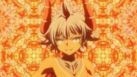 Personagem anime feminina de pele escura, com chifres, olhos brilhantes e sorriso astuto. Fundo caleidoscópico laranja intenso.