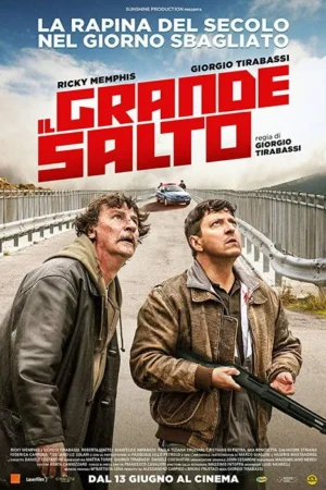 Dois homens, um com espingarda e outro com sangue na camisa, olham para cima preocupados numa ponte. Carro da polícia ao fundo.