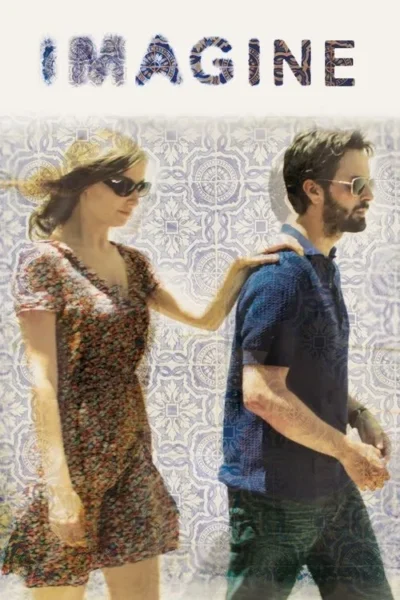 Pôster: Mulher em vestido floral e homem de azul caminhando, sobre fundo de azulejos. A mão dela toca o ombro dele. Imagem suave e onírica.