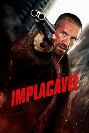 Homem de rosto machucado e jaqueta marrom, aponta espingarda na direção do espectador. Fundo urbano escuro e fumaça. Clima intenso.