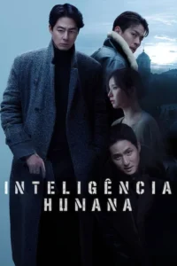 Pôster de quatro pessoas com expressões sérias em tons frios. Um homem de casaco segura uma arma. Fundo urbano nebuloso,clima de suspense.