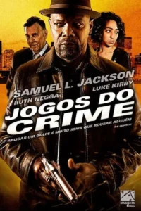 Um homem sério de chapéu e jaqueta de couro segura uma arma. Atrás, um homem e uma mulher, com cidade ao fundo. Tonalidade amarela, clima de suspense.