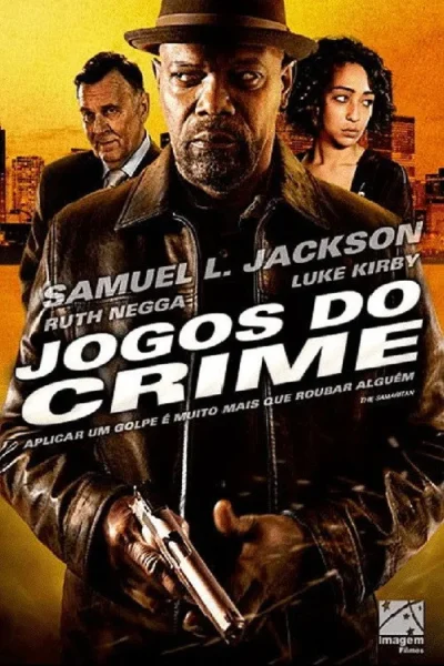 Um homem sério de chapéu e jaqueta de couro segura uma arma. Atrás, um homem e uma mulher, com cidade ao fundo. Tonalidade amarela, clima de suspense.