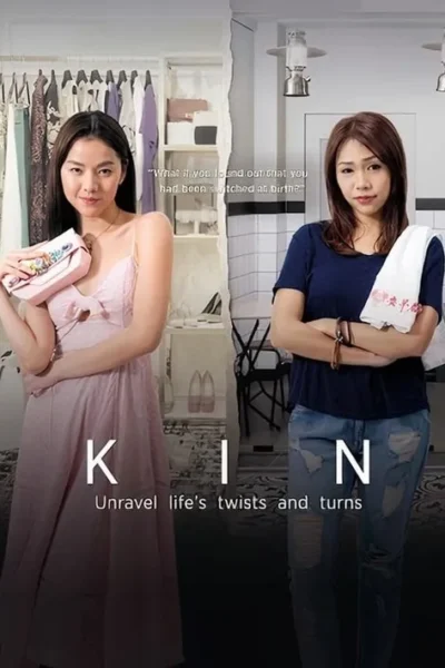 Uma mulher elegante em closet luxuoso e outra casual em cozinha simples, lado a lado, sugerem vidas opostas e drama.