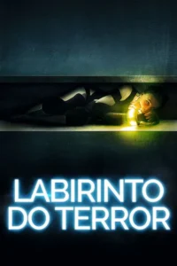 Mulher assustada deitada em espaço escuro e apertado,iluminando o rosto com pequena luz amarela. Clima de suspense e confinamento.
