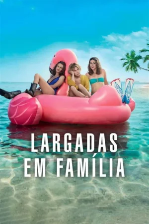 Três mulheres em um inflável de flamingo rosa no mar tropical. Céu azul, palmeiras e areia. Clima de férias, com uma delas parecendo exausta.